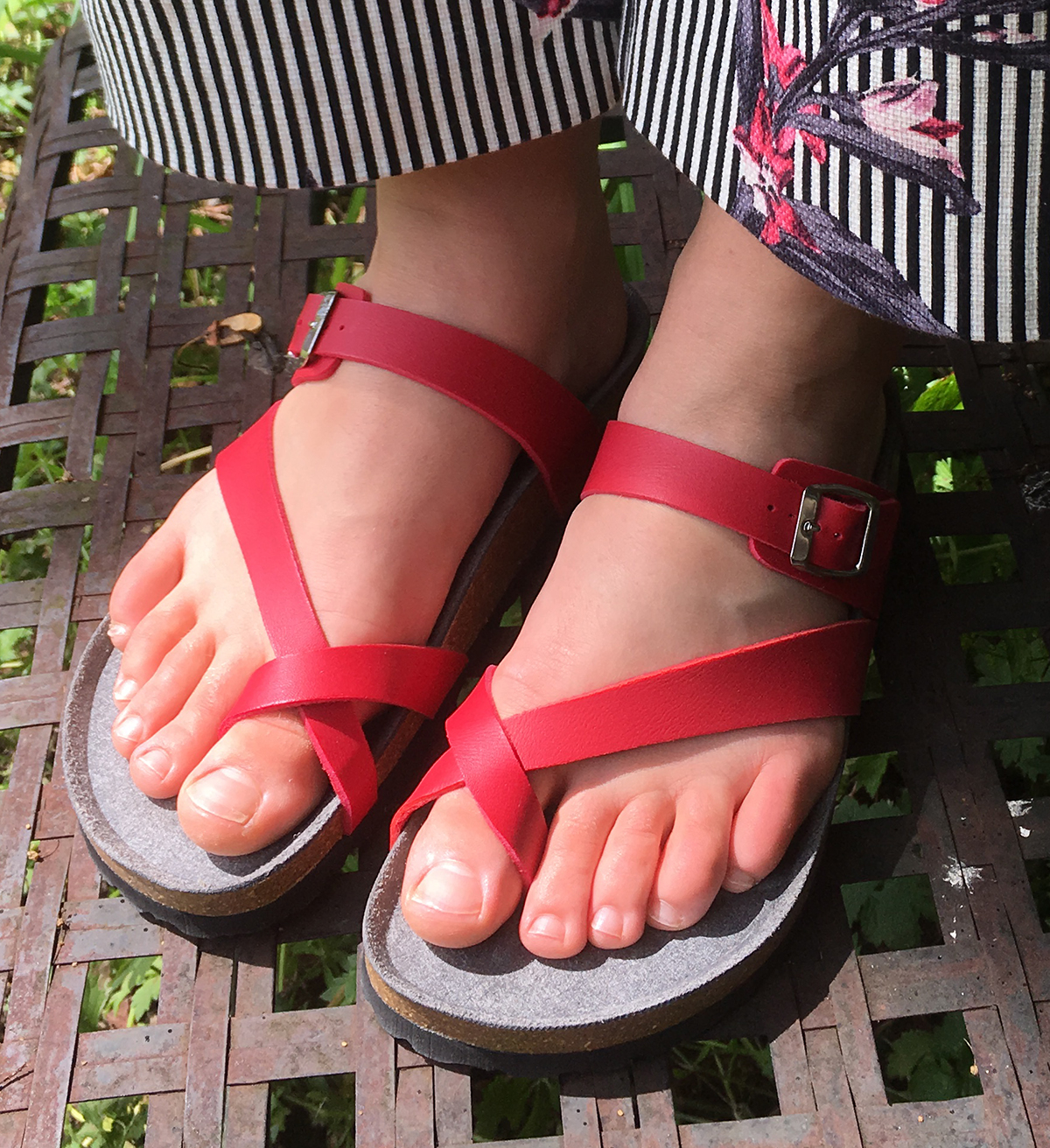 sandals that go around big toe